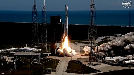 Kosmická lo� Starliner poprvé odstartovala s lidskou posádkou
