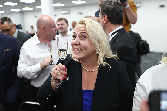 Klára Dostálová z hnutí ANO si p�ipíjí na vít�zství ve volbách do Evropského...