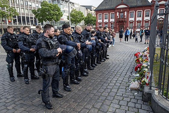 N�me�tí policisté uctívají památku svého kolegy v n�meckém Mannheimu poté, co...