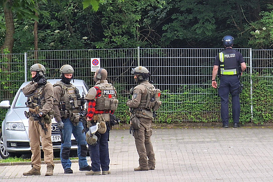 Policisté v nmeckém mst Hagen pátrají po mui, který postelil tyi lidi....