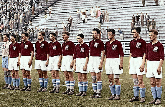 echoslováci pózují ped finálovým zápasem, zcela vpravo je branká Frantiek...