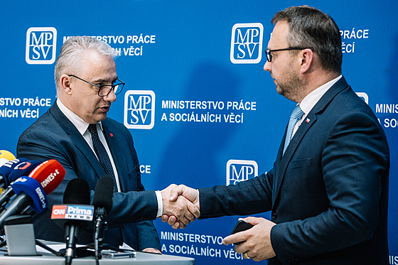 Pedseda eskomoravské konfederace odborových svaz Josef Stedula a ministr...