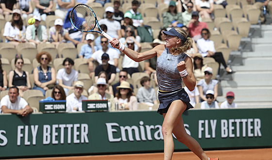 Laura Samson hraje forhend ve finále dvouhry juniorek na Roland Garros.