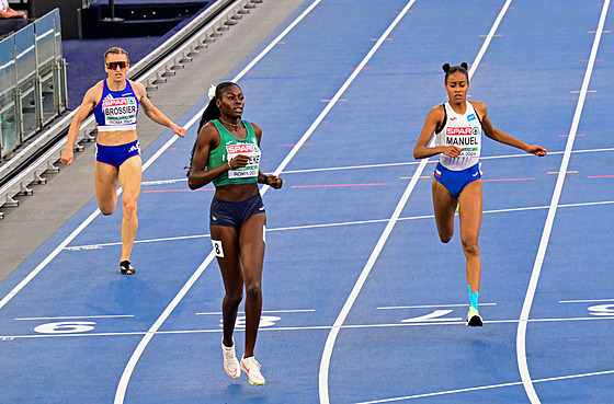 Lurdes Gloria Manuel (vpravo) probíhá cílem semifinále na evropském �ampionátu...