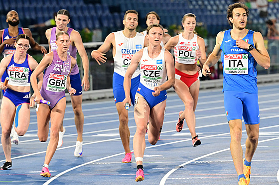 Barbora Malíková vbíhá do závreného úseku tafety na 4x400 metr.