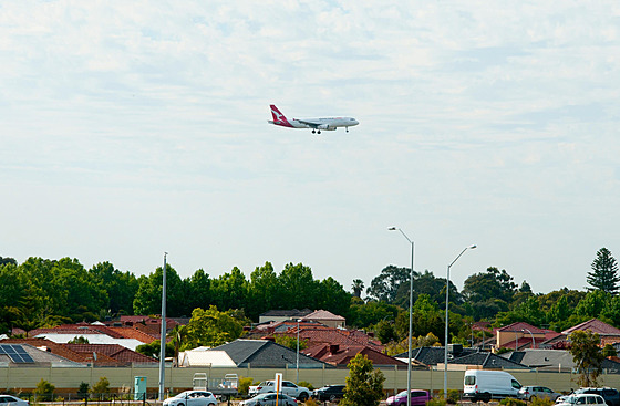 Na letiti v australském Perthu pistává letoun spolenosti QantasLink. (9....