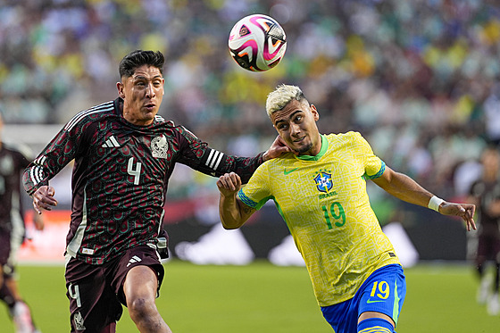 Mexian Edson Álvarez (vlevo) a Brazilec Andreas Pereira spchají za balonem...