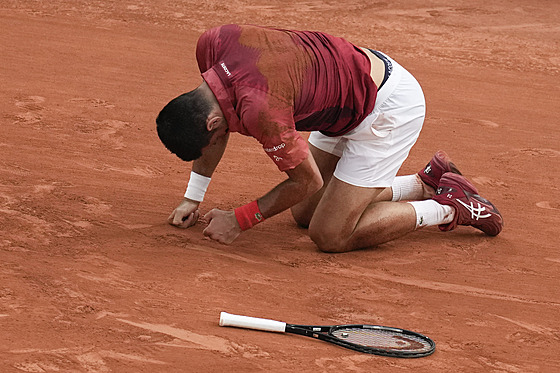 Srb Novak Djokovi nkolikrát bhem osmifinále skonil na kurtu.