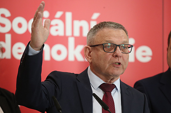 Volební lídr SOCDEM Lubomír Zaorálekna p�edvolební tiskové konferenci