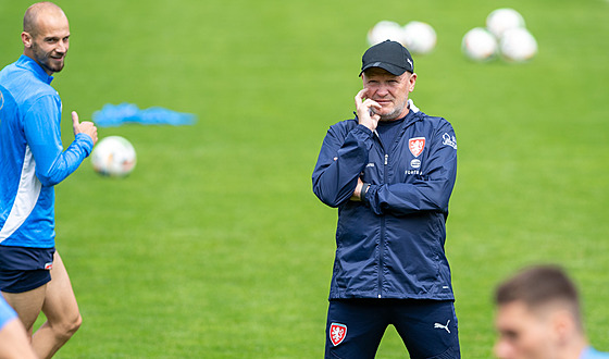 Trenér �eských fotbalist� Ivan Ha�ek pozoruje p�ípravu národního mu�stva ve...