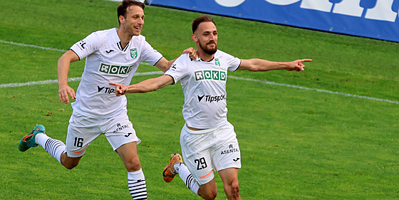 Rajmund Miku� (vpravo) a Mom�ilo Raspopovi� se radují z gólu Karviné v odvet�...