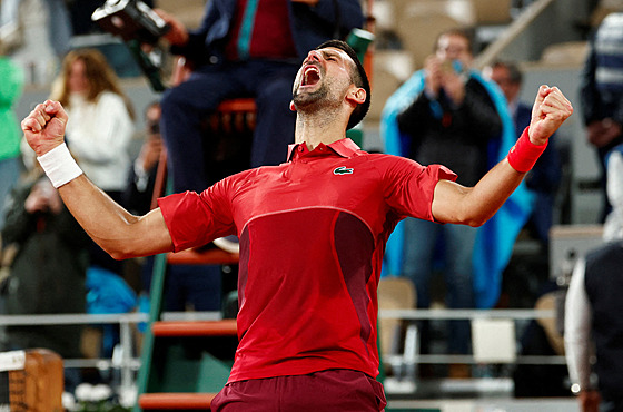 Novak Djokovi� se raduje z postupu do osmifinále Roland Garros.