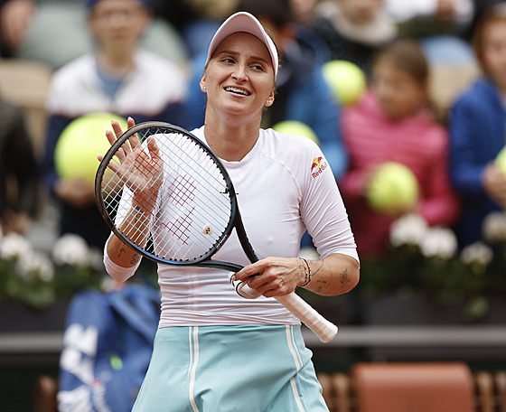 Markéta Vondroušová se raduje z výhry v osmifinále Roland Garros.