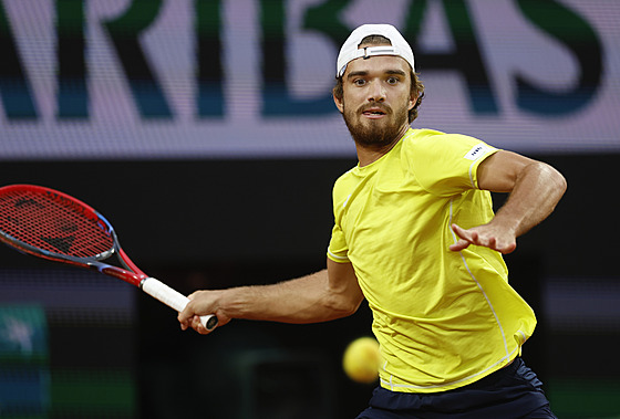 Tomá Machá hraje forhend ve tetím kole Roland Garros.