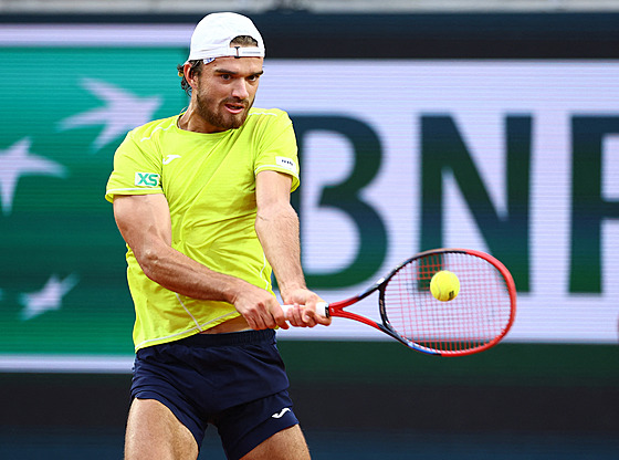 eský tenista Tomá Machá odehrává bekhend ve tetím kole Roland Garros.