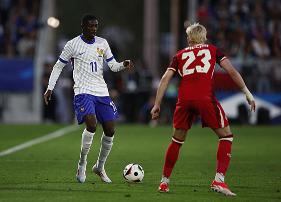 Liam Millar íhá na Ousmana Dembélého.