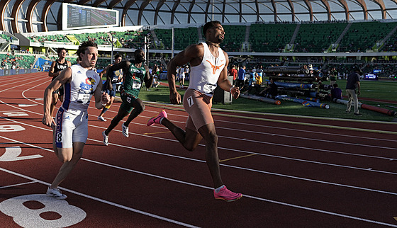 Desetiboja Leo Neugebauer (vpravo) v závreném bhu na 400 metr v Eugene.