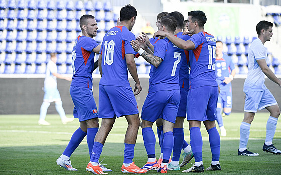 Fotbalisté Slovenska slaví gól v píprav se San Marinem.