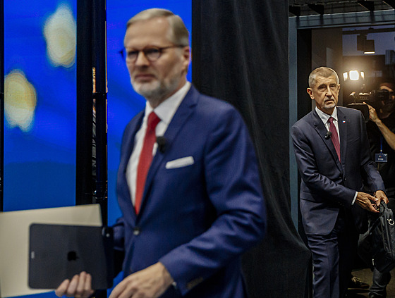 Vlevo lídryn kandidátky opoziního hnutí ANO Klára Dostálová debatující s...