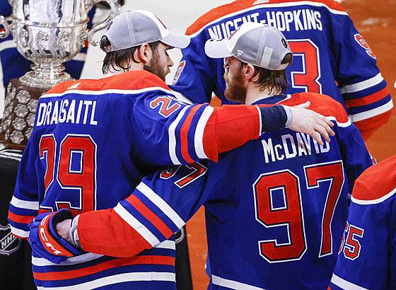 Connor McDavid (97) a Leon Draisaitl (29) z Edmonton Oilers jako vítzové...