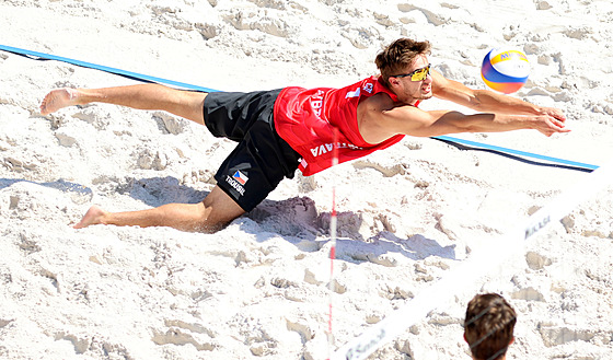 eský volejbalista Tadeá Trousil vybírá mí v utkání s Ameriany.