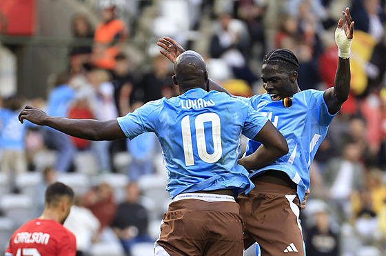 Belgití fotbalisté Romelu Lukaku (vlevo) a Amadou Onana slaví gól.