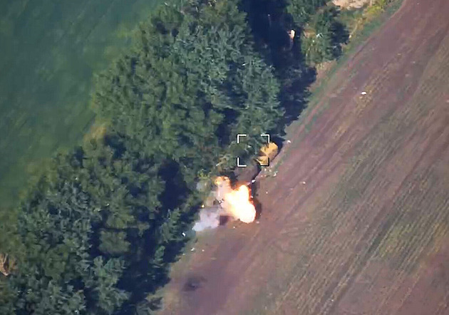 VIDEO: Snadná kořist. Kamikaze drony si smlsly na koloně ruských náklaďáků