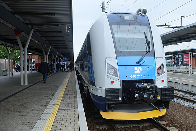 Moderní nízkopodlaní jednotky RegioPanter  na trati z Olomouce do Uniova.