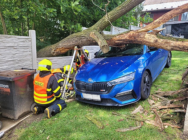 Na zaparkované auto se zřítil vzrostlý dub, poškodil i střechu rodinného domu