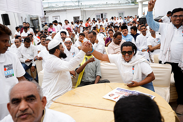 Volby v Indii vyhrála strana premiéra Módího. Její náskok je menší, než se čekalo