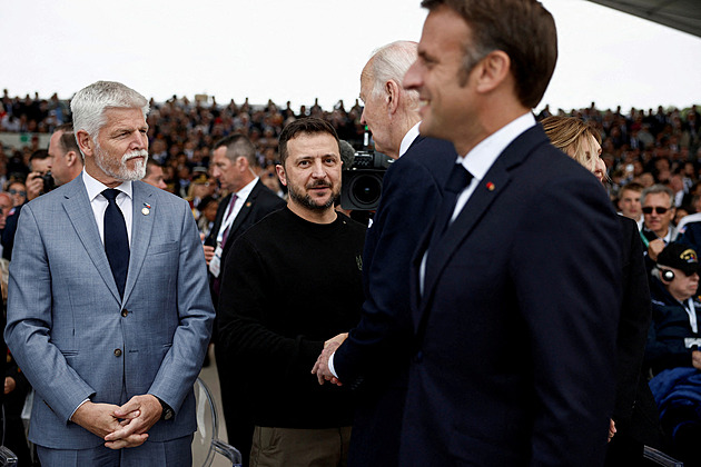Putin je jako Hitler, varoval Zelenskyj v Paříži. Macron přislíbil výcvik 4500 ukrajinských vojáků