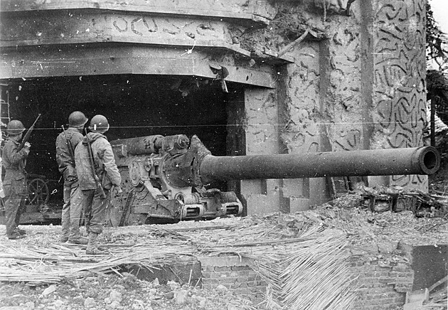 Nejtěžší dělostřelecká baterie bojující proti invazi měla kanony z Plzně