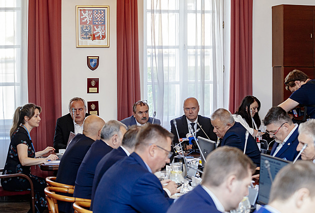 Zásah na fakultě: GIBS doporučí změny taktik. Vznikne na vyšetření postupu policie sněmovní komise?