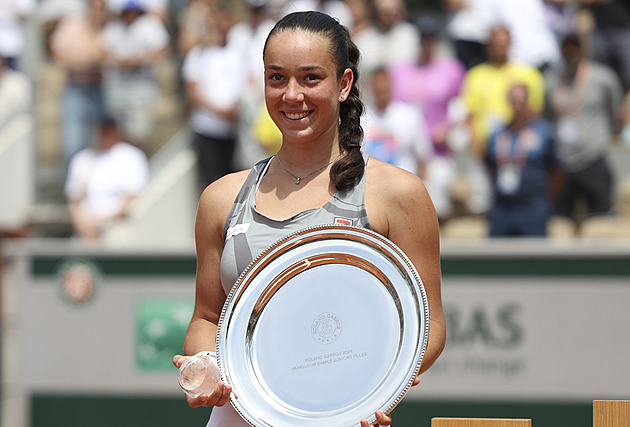 Derby ve finále juniorky Roland Garros ovládla Valentová, trofej má i ve čtyřhře