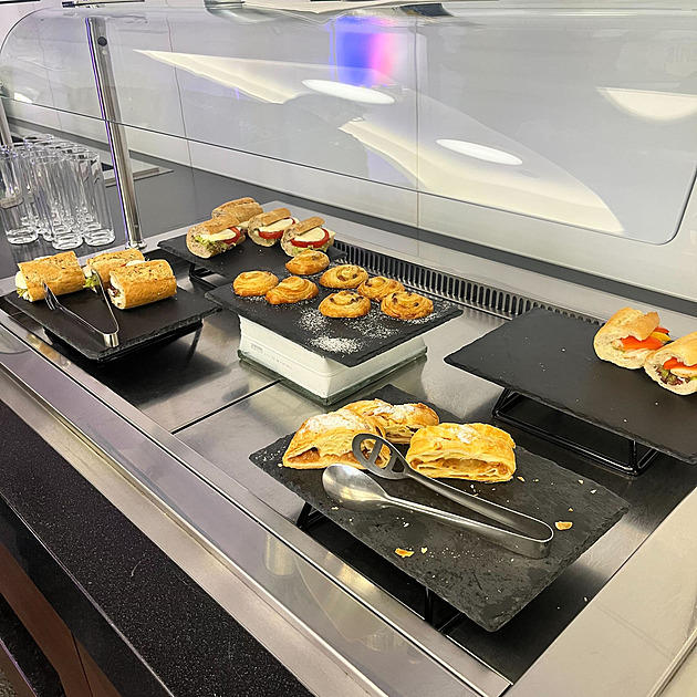 Catering ve štábech: řízky, dorty i kuskus. U komunistů vévodí chlebíčky