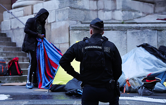 Zametají bídu pod koberec. Paříž stěhuje bezdomovce, město svádí vinu na stát