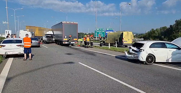 Na D1 se srazilo deset aut. Viník nehody utekl, ukradl auto a znovu boural