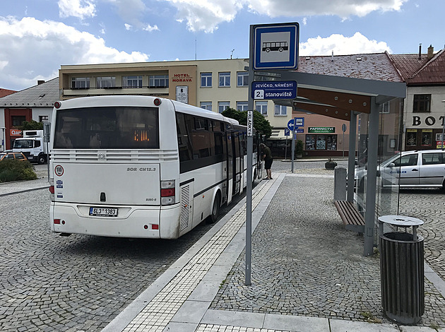 Autobusová zastávka na Palackého námstí v Jevíku, na které dolo v úterý...