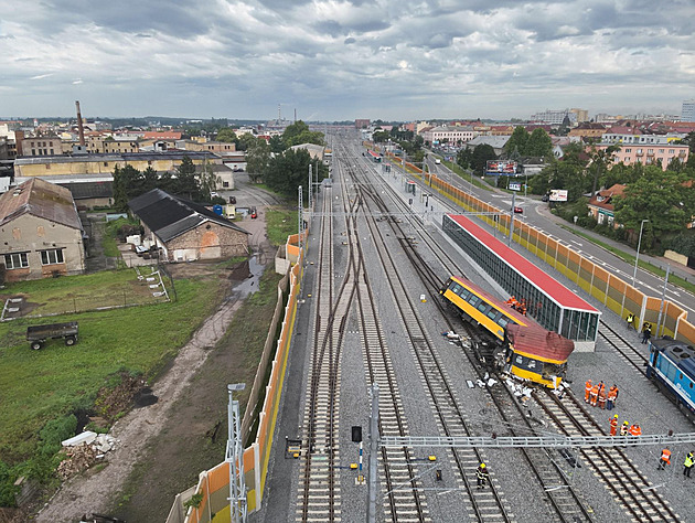Vlaky s omezením opět jezdí po koridoru přes Pardubice, zbývá odstranit jeden vagon