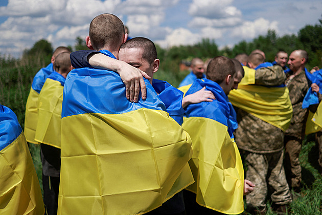 Zvrhlí dobyvatelé. Na Ukrajině přibývá znásilněných mužů, Rusové je i kastrují