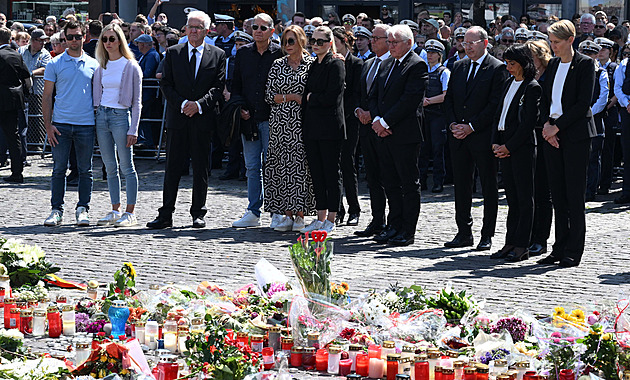 Minuta ticha, moře květin. V Mannheimu uctili památku zavražděného policisty