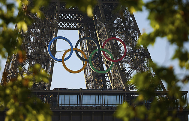 Do startu her v Paříži zbývá 50 dnů. Eiffelovu věž už zdobí olympijské kruhy