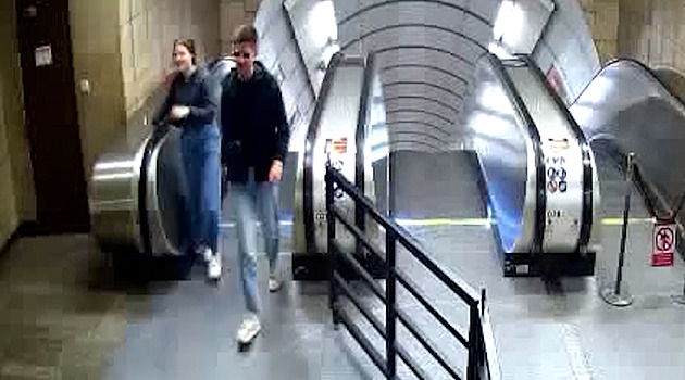 Muž v metru na Staroměstské vytáhl zbraň a mířil na cestujícího. Hledá ho policie