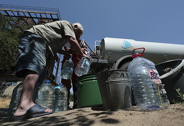 Statisícům Ukrajinců chybí voda. V toxické se i sprchují, říká šéfka neziskovky