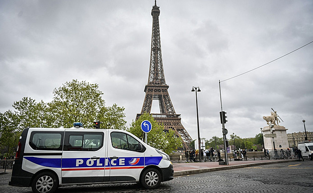 U Eiffelovky leželo pět rakví. Francouzi padlí na Ukrajině, stálo na nich