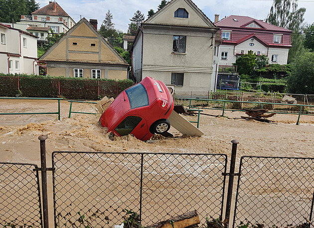 Tři týdny po povodni ve Štěnovicích shánějí peníze na nové lednice a sporáky