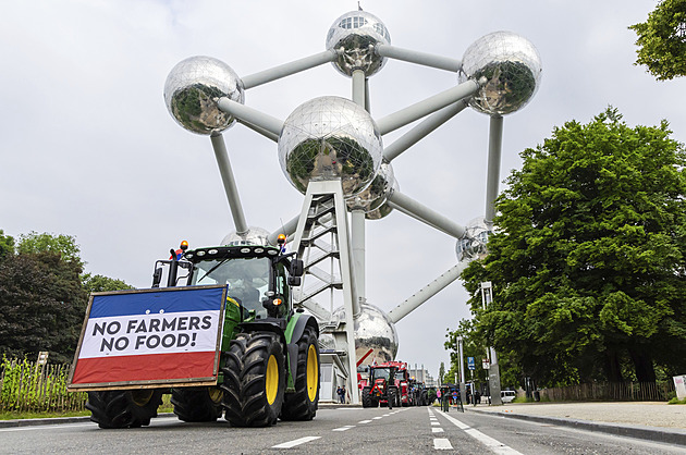 Traktory obsadily Atomium. V Bruselu protestují farmáři z Belgie a Nizozemska