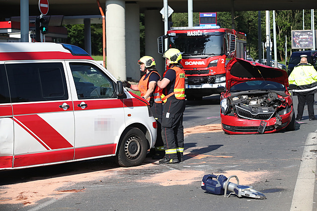 V pražském Motole havarovaly tři osobní auta a sanitka, ta se převrátila