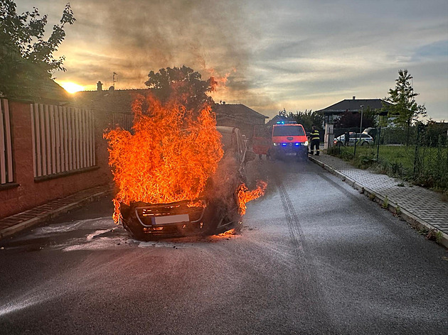 V obci Herink zaalo za jízdy hoet auto (2. ervna 2024)