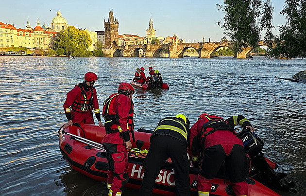 U Karlova mostu se převrhl člun, trojici dobrodruhů pomohli z vody hasiči